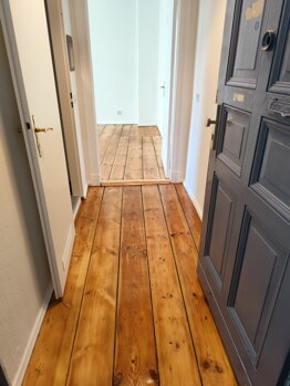 Foto des Flurs nach dem Lackieren des Bodens nach dem Schleifen in Berlin