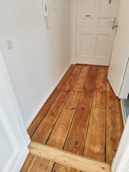 Foto des Flurs nach der Renovierung des Bodens in Berlin