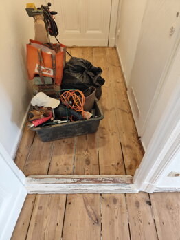 Foto des Flurs beim Schleifen des Bodens vor dem Lackieren in Berlin