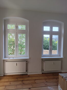 Foto der lackierten Fenster und Heizkörper nach der Renovierung in Berlin