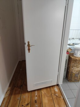 Foto der Türen nach dem Schleifen und Lackieren nach der Renovierung in Berlin