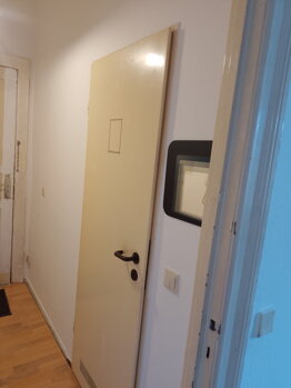 Foto der Türen und Türrahmen vor der Renovierung in Berlin