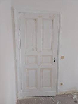 Foto der Türen vor der Renovierung beim Schleifen und Lackieren in Berlin