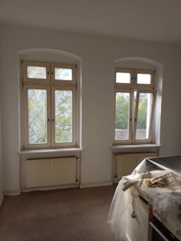 Foto des Schleifens und Lackierens von Fenstern und Heizkörpern vor der Renovierung in Berlin