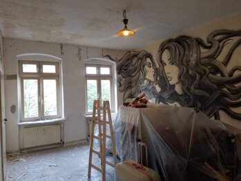 Foto des Wohnzimmers vor dem Streichen der Fenster, Heizkörper und Türen in Berlin